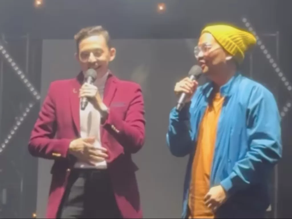 Indra Bekti (kanan) dan Nathan (kiri) saat tampil sebagai pembawa acara saat membuka konser Blue di Jakarta. (Instagram/rizmangumilang)