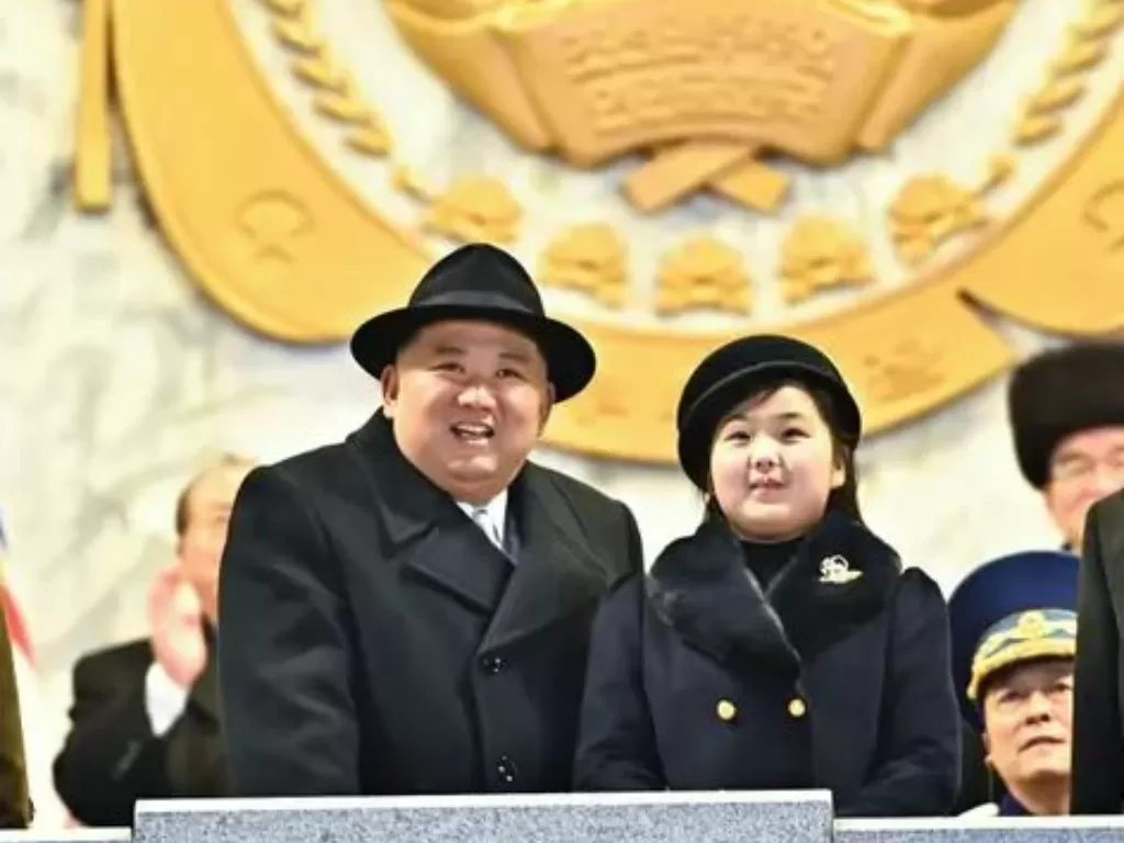 Kim Jong-ung bersama anaknya Kim Ju-ae. (KCNA via Reuters)