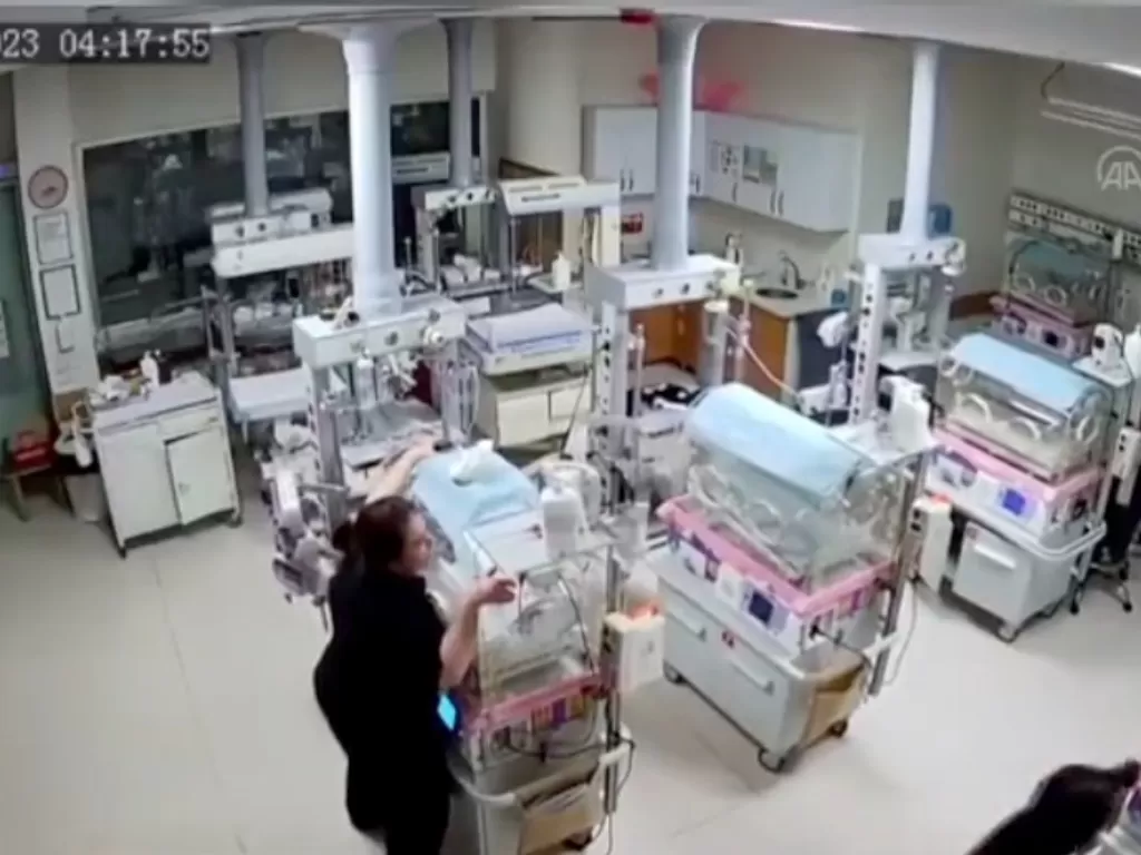 Perawat menyelamatkan bayi yang ada di inkubator (Twitter/@BORSAIZINDE)