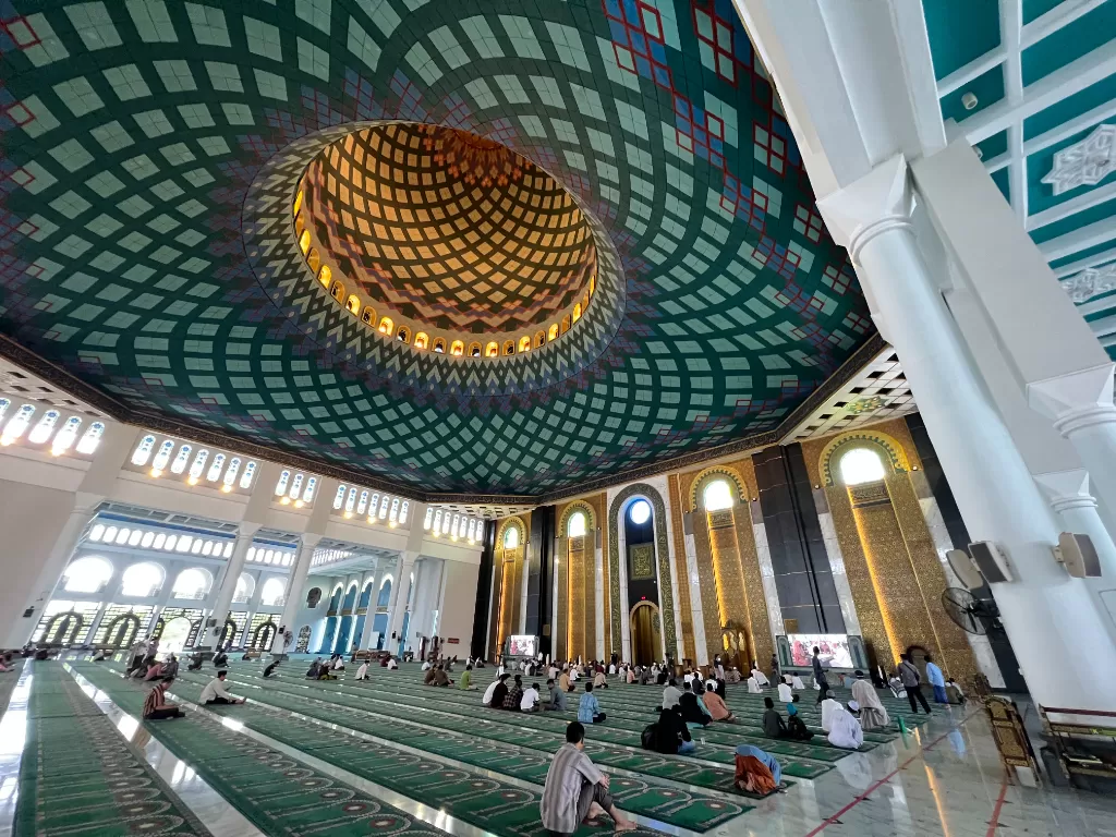 Masjid Al Akbar Surabaya atau dikenal dengan sebutan Masjid Agung Surabaya. (Zcreators/Retno Mandriyarin)