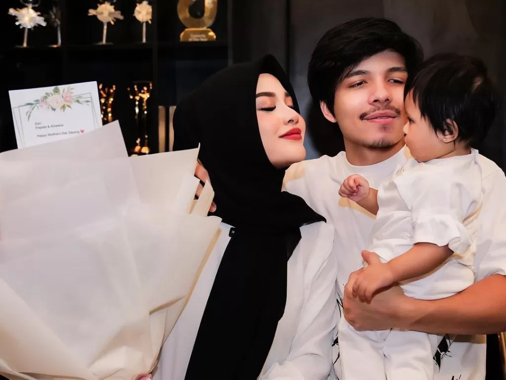 Aurel Hermansyah bersama suaminya Atta Halilintar dan anaknya Ameena. (Instagram/aurelie.hermansyah)