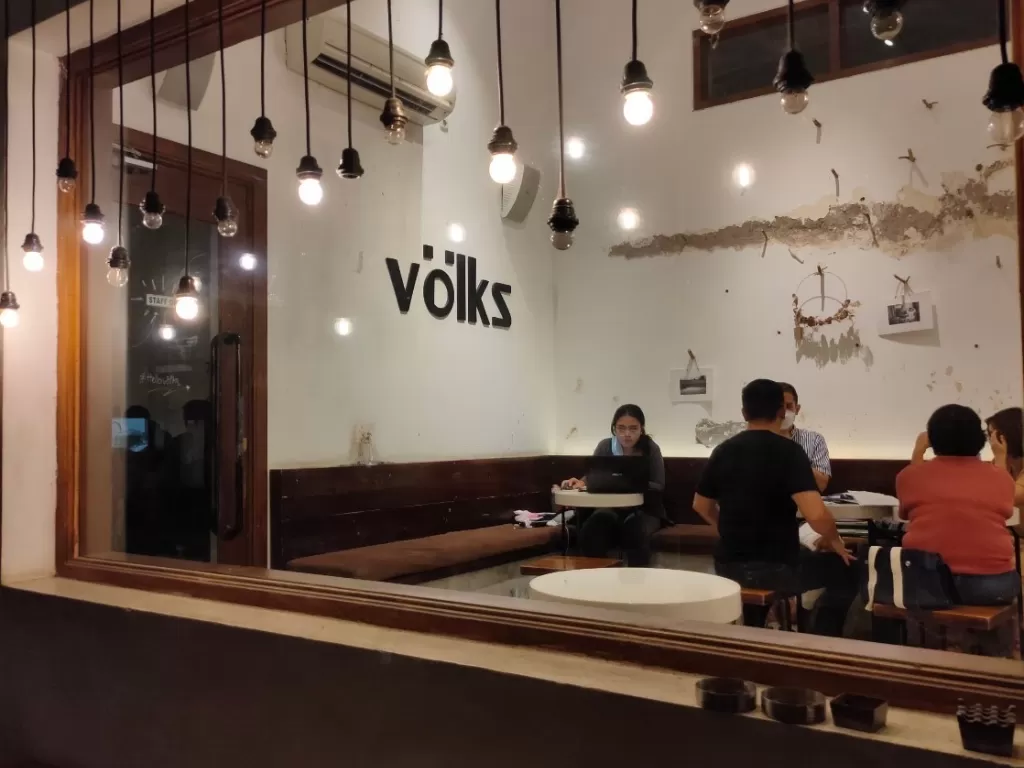 Volks Coffee jadi pilihan tempat nongkrong di jalan M.H. Thamrin no. 34, Dr. Soetomo Surabaya. (Z Creators/Clarayu Crisant)