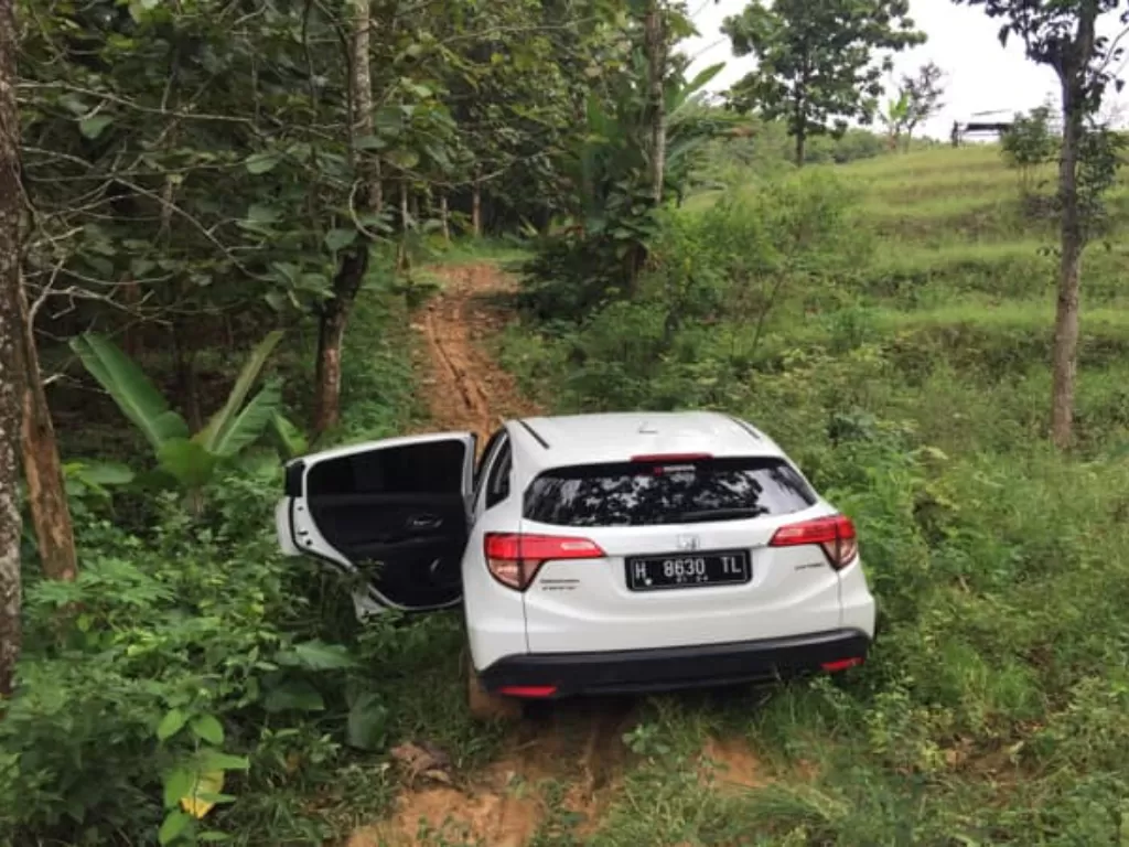 Mobil HRV warna putih berpelat nomor H 8630 TL yang tersesat di hutan kawasan Pati, Jateng. (Dok Polres Pati)