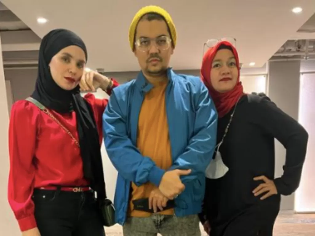 Indra Bekti (tengah) bersama istri Aldila Jelita (kiri) dan asistennya (kanan) saat akan tampil sebagai pemandu pembuka konser Blue, di Jakarta Barat. (Instagram Story/dhila_bekti)