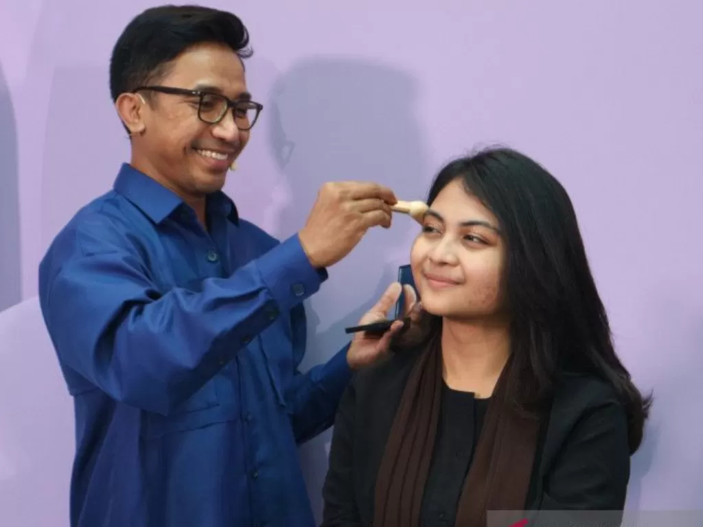 Make up Artist (MUA) Bubah Alfian sedang merias wajah seorang model di Jakarta. (ANTARA/Pamela Sakina)