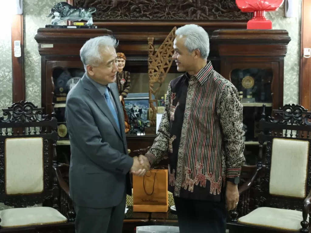Duta Besar Korea Selatan (Dubes Korsel) untuk Indonesia Lee Sang Deok (Kiri) dan Gubernur Jawa Tengah Ganjar (kanan). (Dok Tim Ganjar Pranowo)