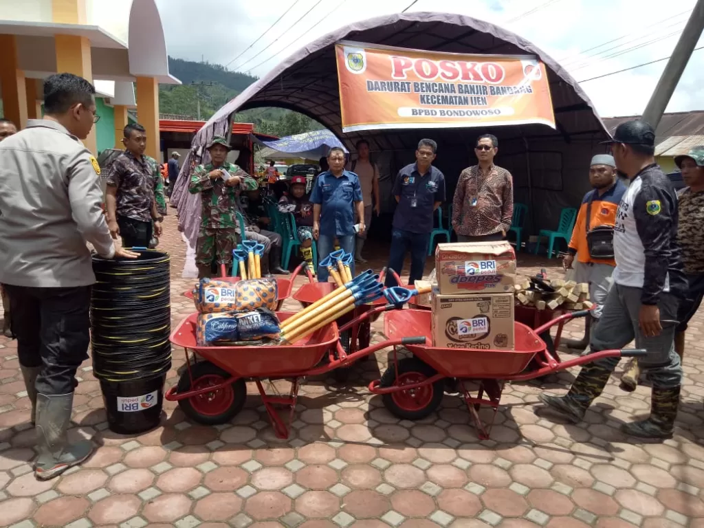 BRI beri bantuan untuk para korban bencana banjir di kawasan lereng Gunung Ijen, Bondowoso (Istimewa)