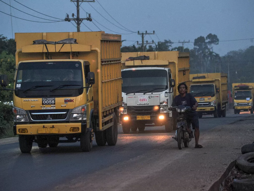 Truk angkutan batu bara di Jalan Lintas Sumatera, Batanghari, Jambi, digugat ke pengadilan karena dianggap merugikan masyarakat. (ANTARA FOTO/Wahdi Septiawan)