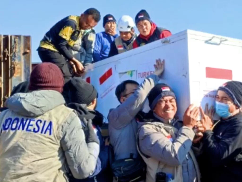 Tim relawan dari Indonesia saat membangun tenda untuk rumah sakit darurat untuk korban gempa di Turki. (Dok. Pribadi)