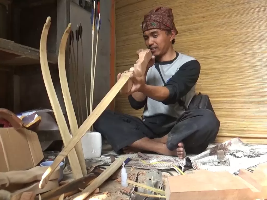 Proses pembuatan busur tradisional Bandung (Z Creators/Jimmy Martino)
