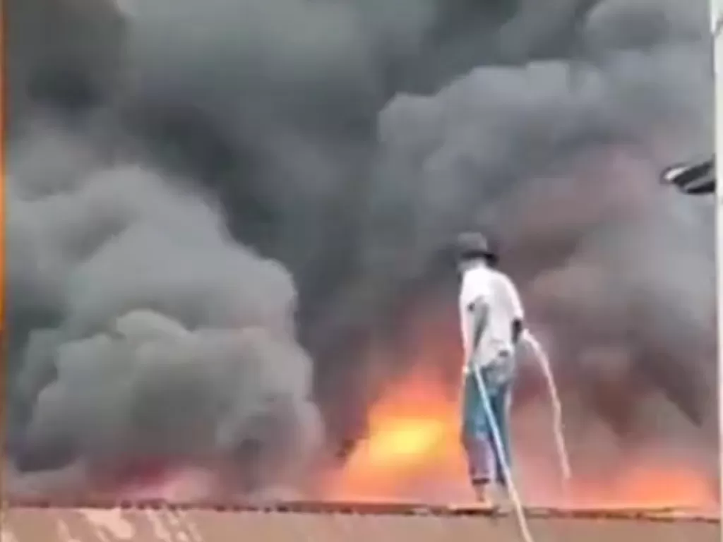 Aksi heroik seorang pria memadamkan api. (twitter/@bagihumor)