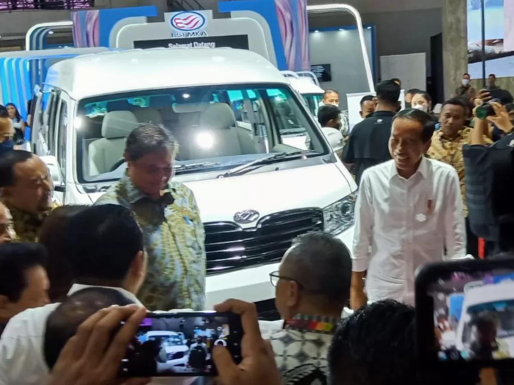 Presiden Joko Widodo (Jokowi) di booth Esemka IIMS 2023.  (INDOZONE/Andika Pratama)