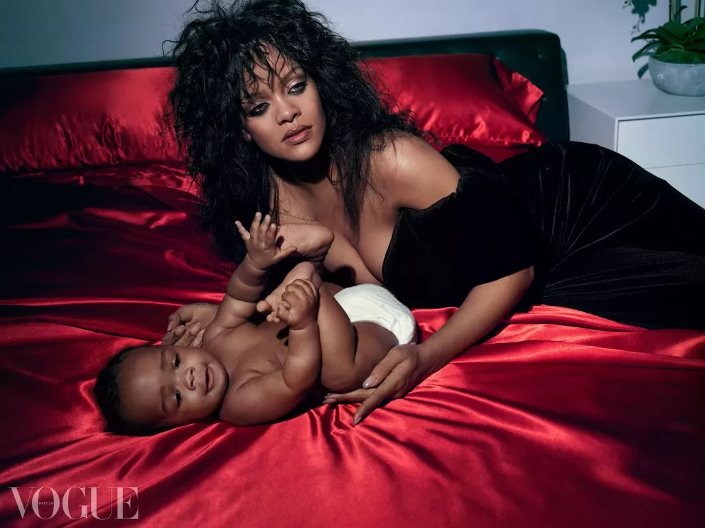 Rihanna dan anak pertamanya jadi cover majalah Vogue Inggris (Instagram/badgalriri)