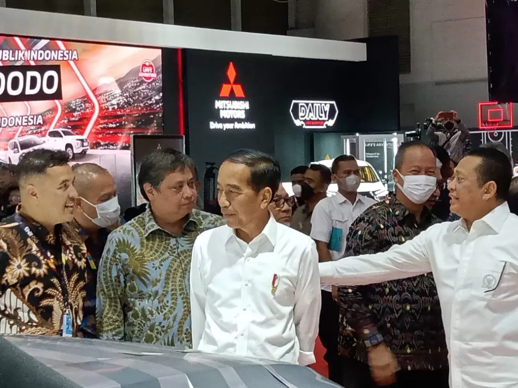 Presiden Jokowi bersama Airlangga Hartarto, Bambang Soesatyo, dan Rifat Sungkar menghadiri IIMS 2023 (Indozone/Andika Pratama)