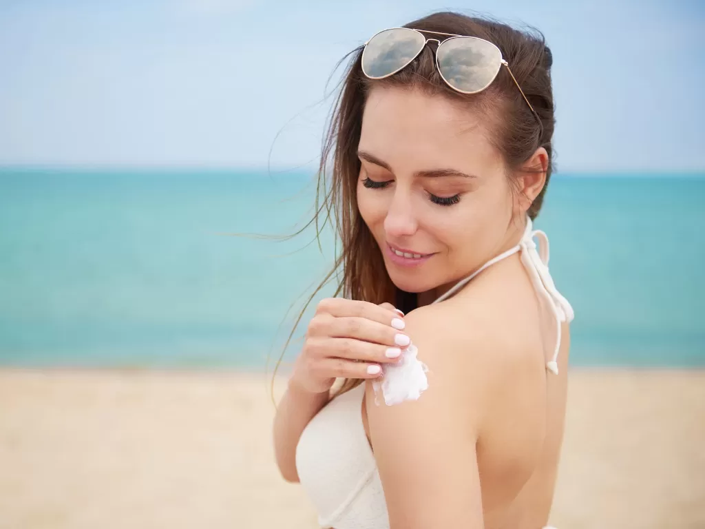 Ilustrasi wanita memakai sunscreen (Freepik)