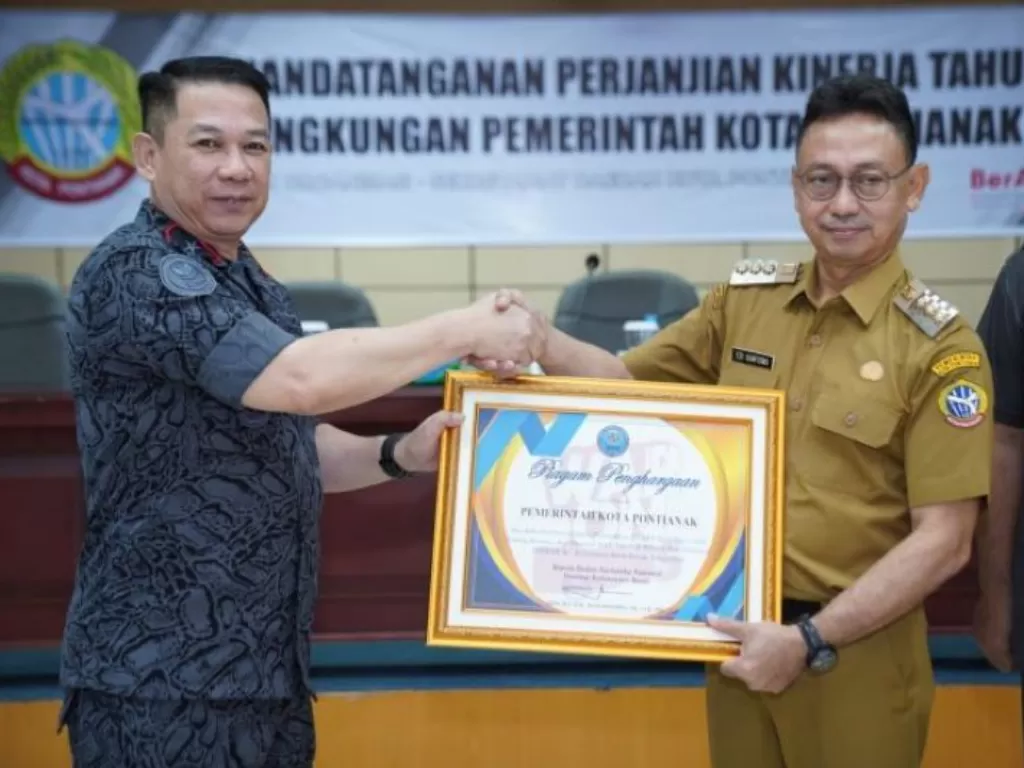 Wali Kota Pontianak Edi Rusdi Kamtono menerima penghargaan dari Kepala BNN Kalbar Brigjen Pol Budi Wibowo, di Aula Sultan Syarif Abdurrahman (SSA) Kantor Wali Kota Pontianak, di Pontianak. (ANTARA/HO-Humas Pemkot Pontianak)