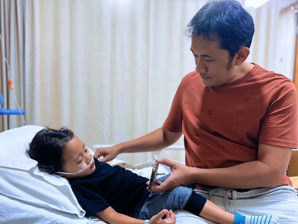 Hanung Bramantyo saat sedang menemani anak bungsunya Bhaj Kama dirawat di rumah sakit. (Instagram/hanungbramantyo)