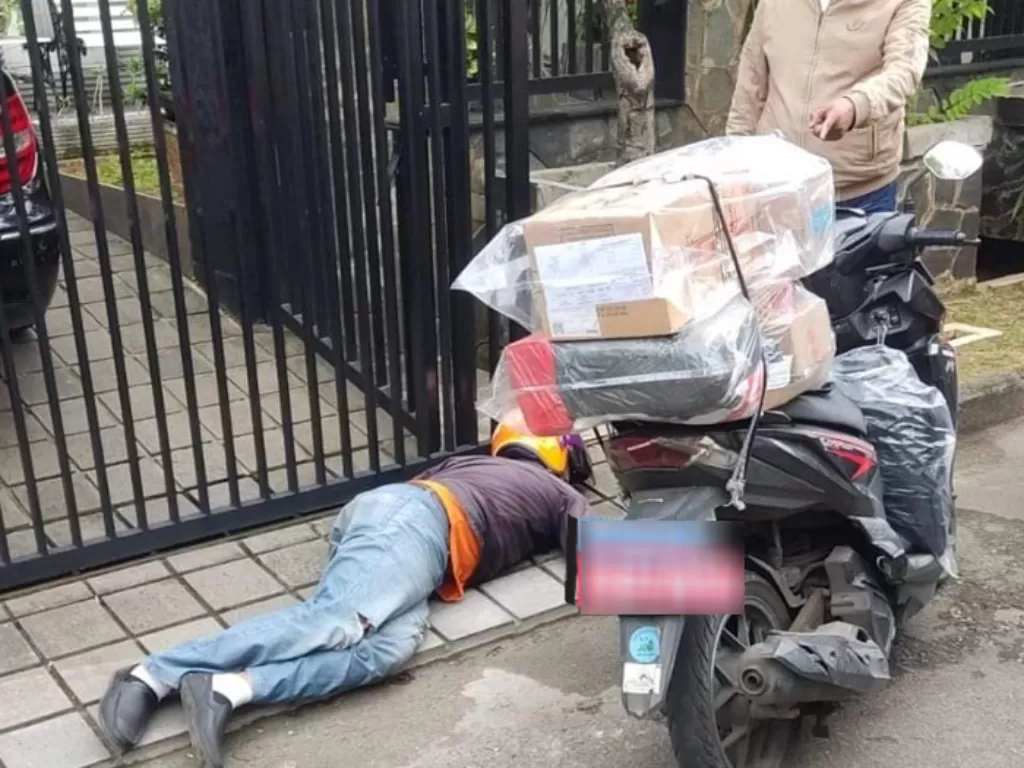 Seorang kurir ekspedisi ditemukan meninggal di depan rumah warga di Jakarta. (Twitter/@arifnovianto_id)