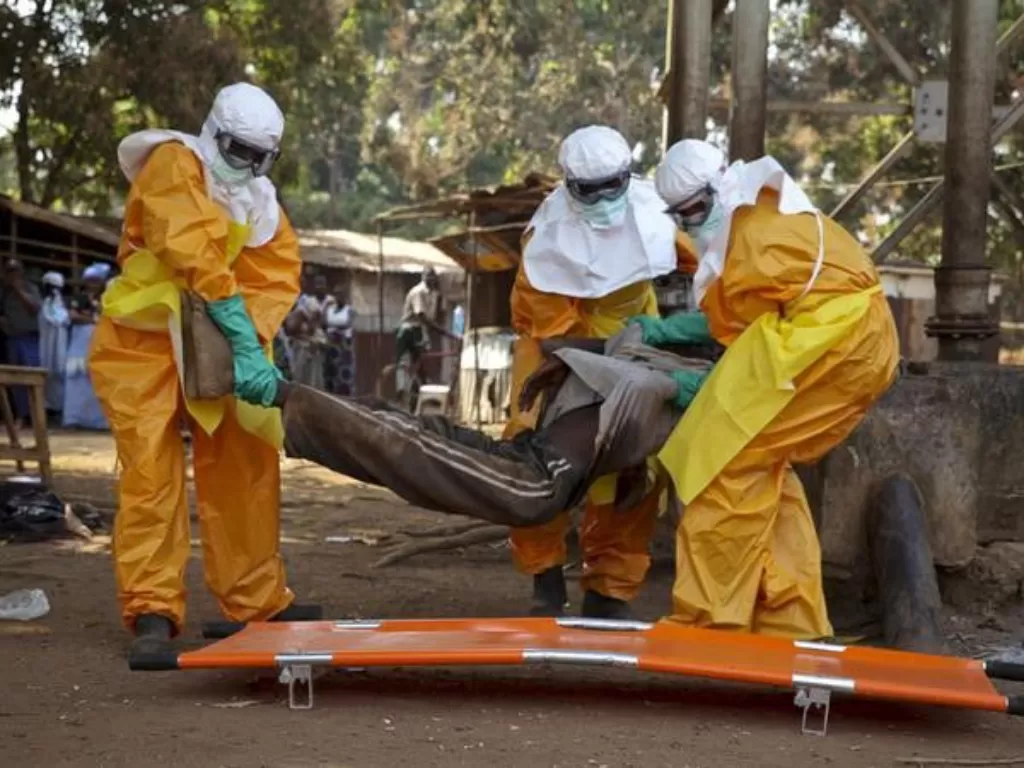 Tim Palang Merah Prancis mengambil kasus dugaan Ebola dari pusat Forecariah pada 30 Januari 2015. (REUTERS/Misha Hussain)