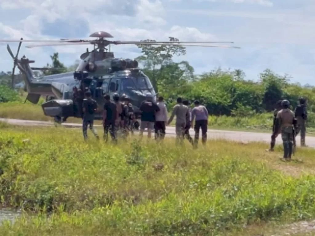 Helikopter evakuasi sandera yang dibebaskan dari kelompok separatis di Distrik Paro, Kabupaten Nduga. (Facebook/Kodam XVII/Cen)