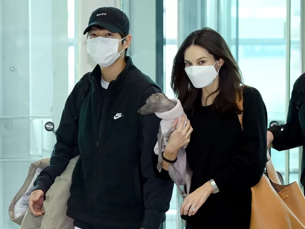 Song Joong Ki dan Katy Louise Saunders Muncul di Bandara (Soompi)