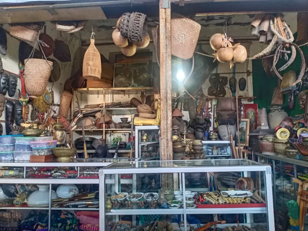 Barang-barang di Toko Agia yang berada di lantai 2 Pasar Loak, Cakranegara, Mataram. (Z Creator/Era Umaera)