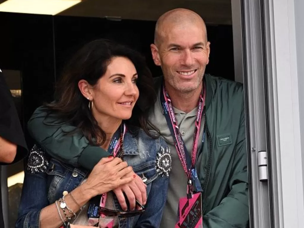 Zinedine Zidane (kanan) bersama istrinya Veronique Fernandez saat menyaksikan balapan Formula One Grand Prix Monako dari sebuah balkon di sekitar Sirkuit Jalanan Monte Carlo, Monako, Minggu (29/5/2022). (REUTERS/Christian Bruna)