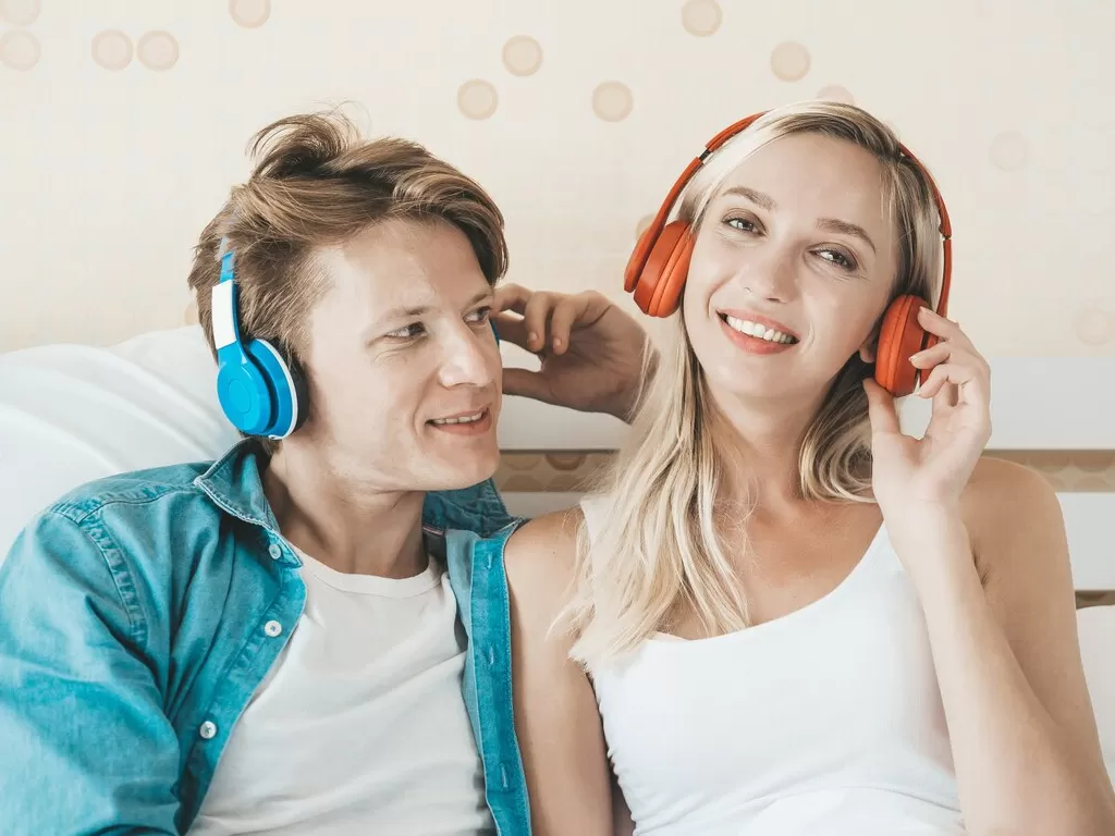 Ilustrasi pasangan mendengarkan musik bersama-sama (Freepik/jcomp)