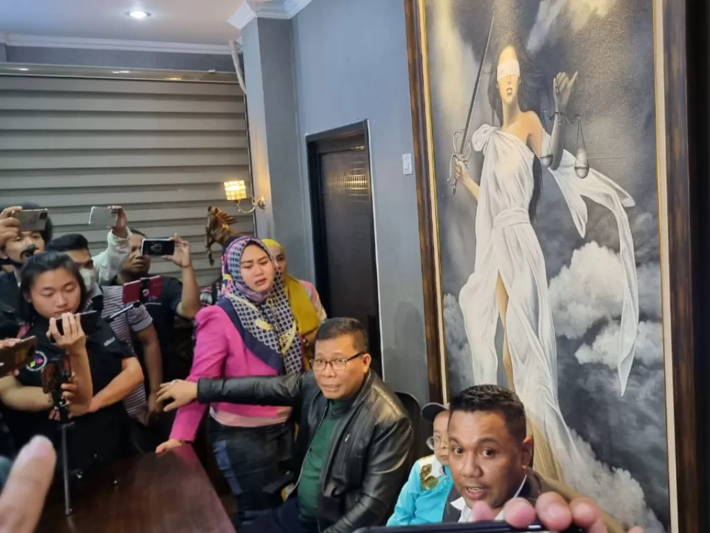 Istri Daus Mini, Shelvie Hana Wijaya, merangsek masuk ruangan saat suaminya tengah konferensi pers, di kawasan Mampang, Jakarta Selatan, Jumat (17/2/2023). (Indozone/Arvi Resvanty)