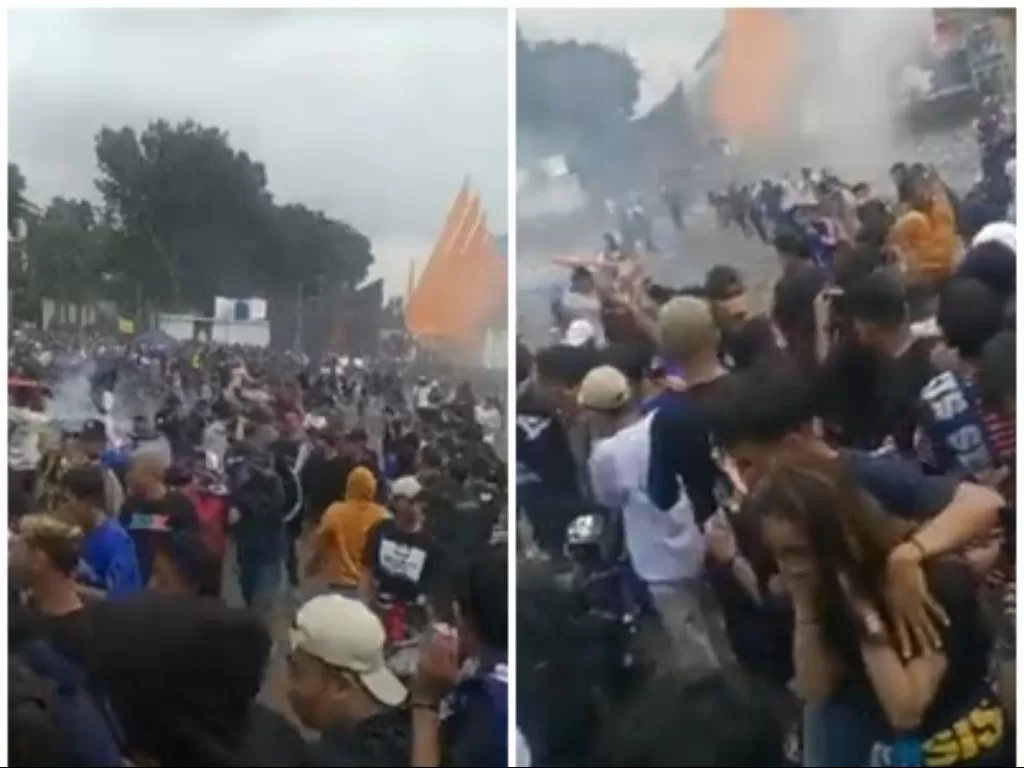 Polisi menembakan gas air mata di kerumunan suporter di depan Stadion Jatidiri. (Twitter/@Liga1Match2022)