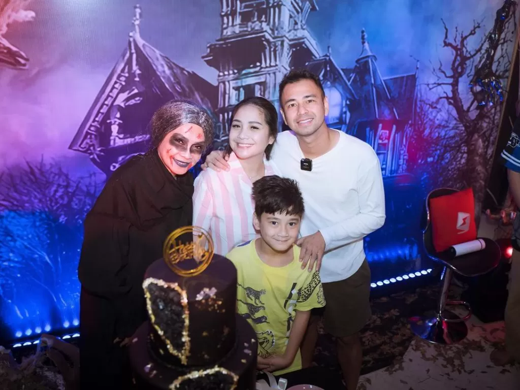 Raffi Ahmad dan Nagita Slavina dapat kejutan pesta ulang tahun dari ide Rafathar. (Instagram/raffinagita1717)