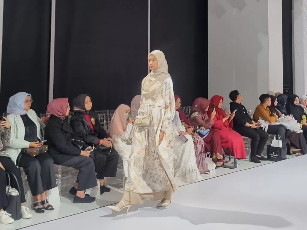Fashion Show Garis Poetih menampilkan Koleksi L karya Laudya Chintya Bella, di kawasan Kuningan, Jakarta Selatan, Jumat (17/2/2023). (Indozone/Arvi Resvanty)