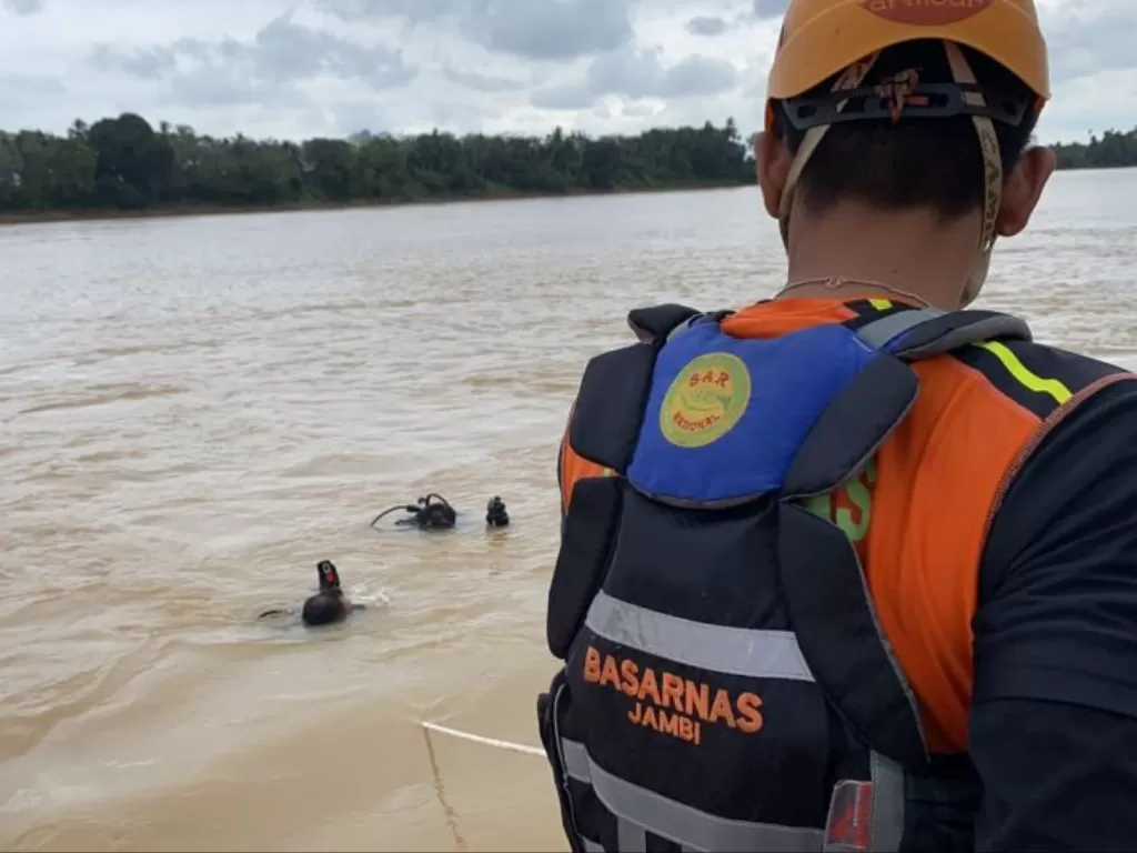 Pelaksanaan evakuasi bocah yang tenggelam di sungai Batang Hari, Jambi, Jumat (ANTARA/Nanang Mairiadi)