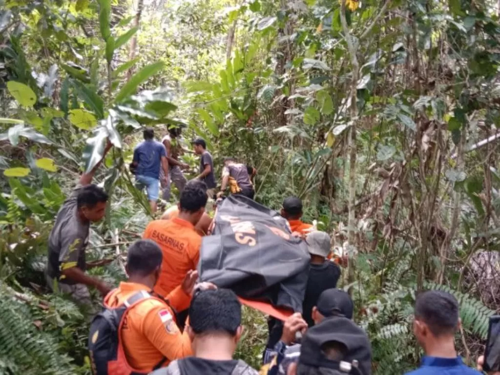 Tim SAR gabungan melakukan evakuasi jasad seorang nenek bernama Asi Lesi berusia 80 tahun yang tewas di hutan Desa Gotalamo, Kabupaten Pulau Morotai, ditemukan meninggal dunia. 17/02/2023). (Dok. Basarnas)