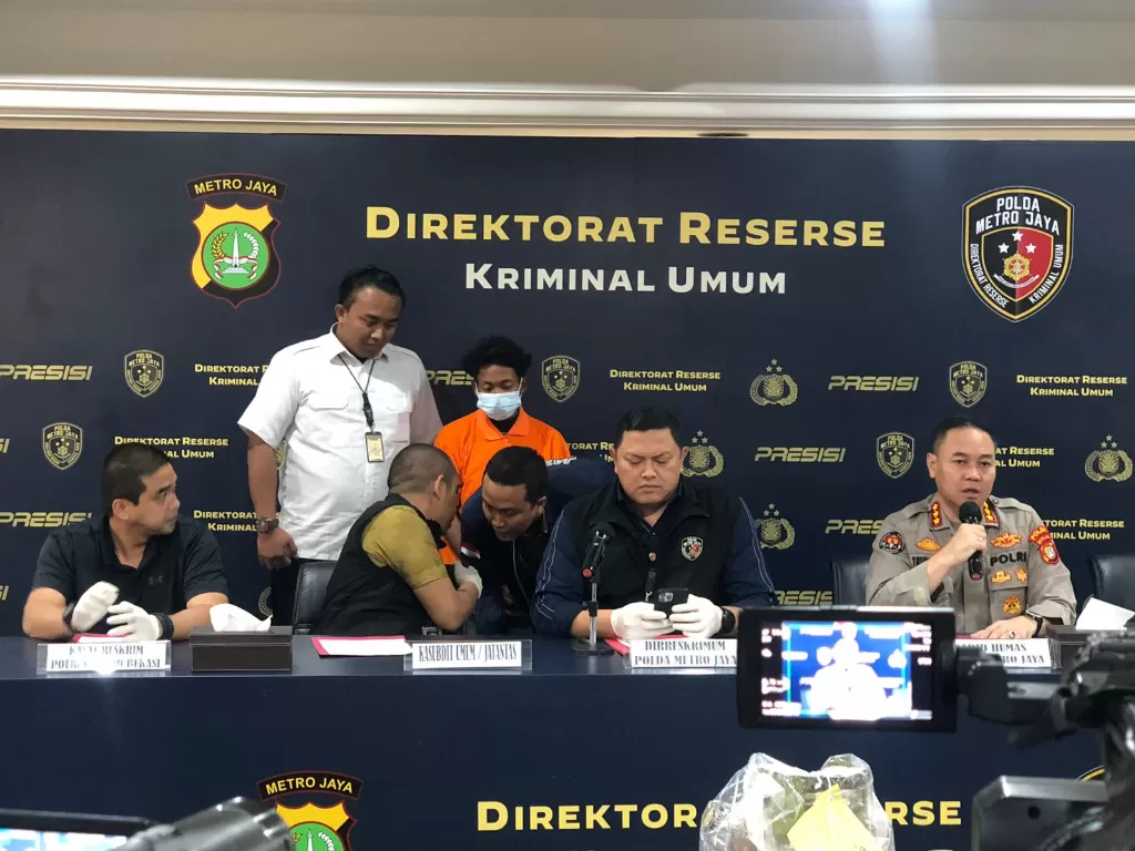 Konferensi pers kasus viral pembunuhan dan penculikan anak bos ayam di Mapolda Metro Jaya. (INDOZONE/Samsudhuha Wildansyah).