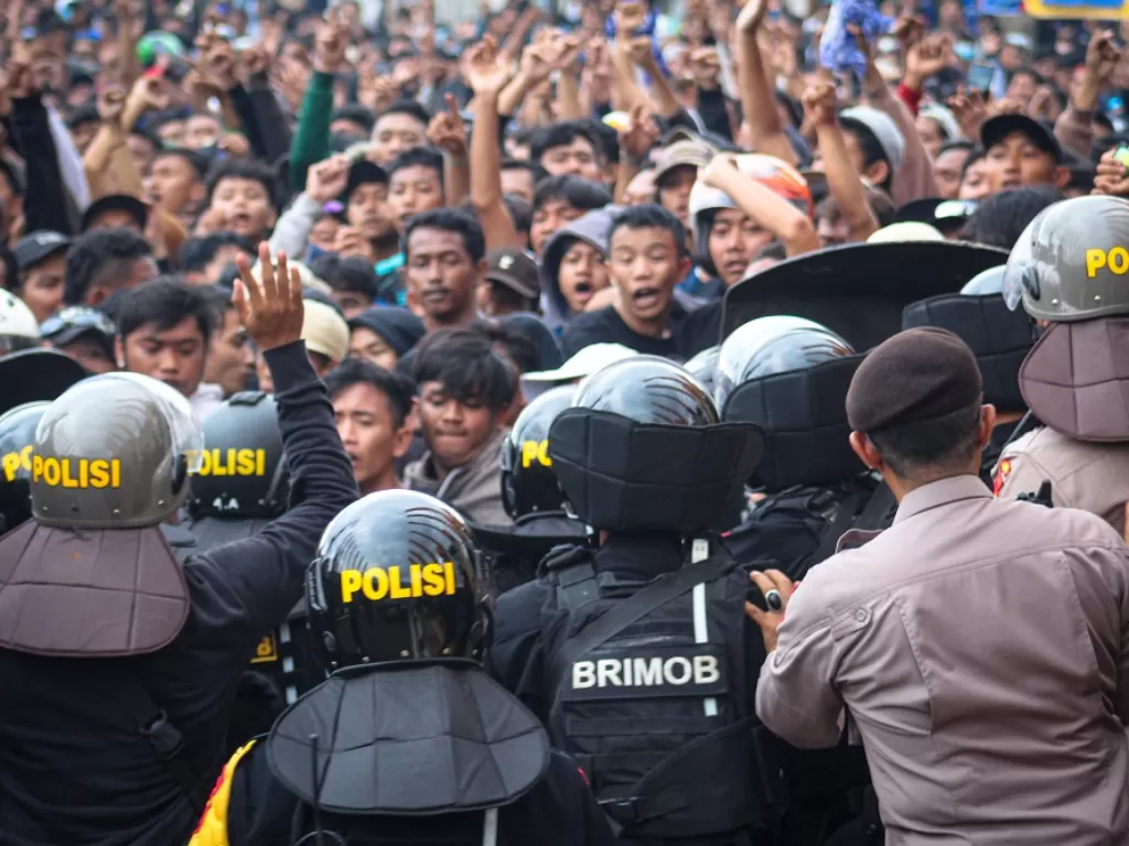 Kericuhan suporter dengan polisi di luar Stadion Jatidiri (ANTARA FOTO/HO-Brimob Polda Jateng)