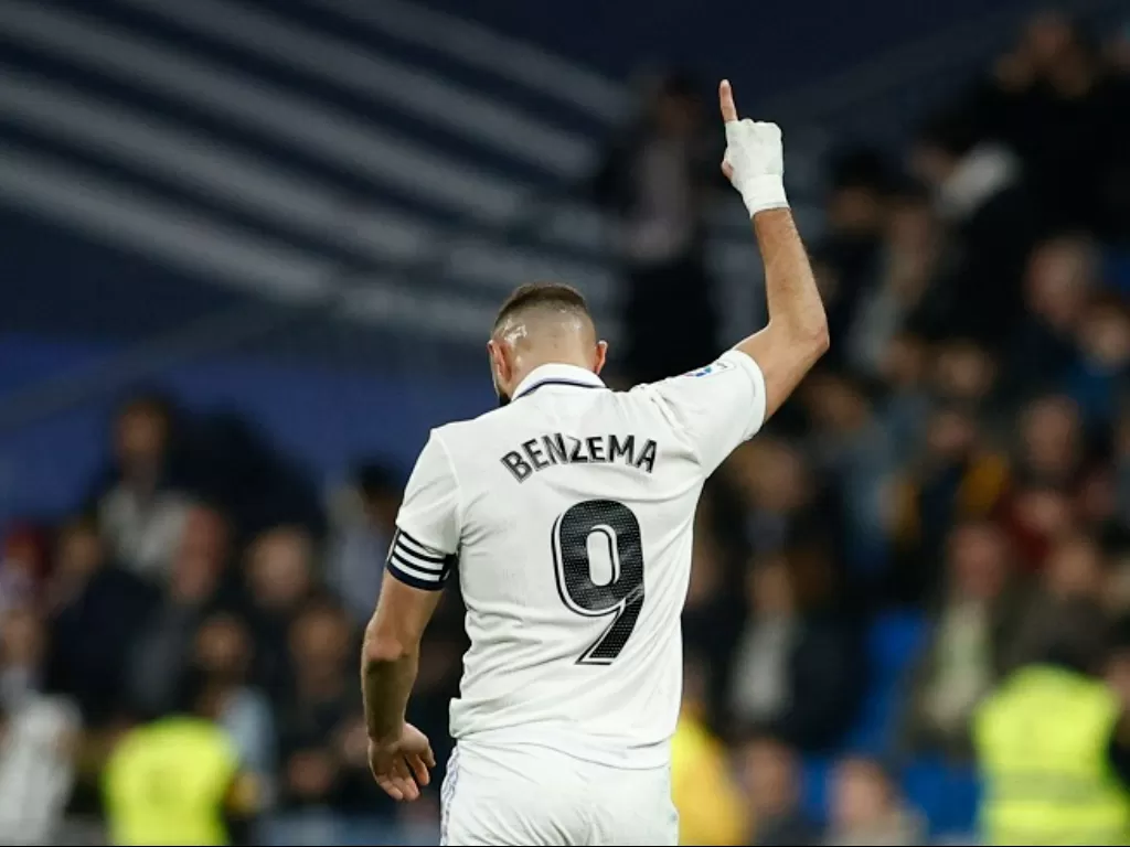 Karim Benzema absen saat Real Madrid vs Liverpool di leg pertama 16 Liga Champions 2022/2023. (REUTERS/Juan Medina)
