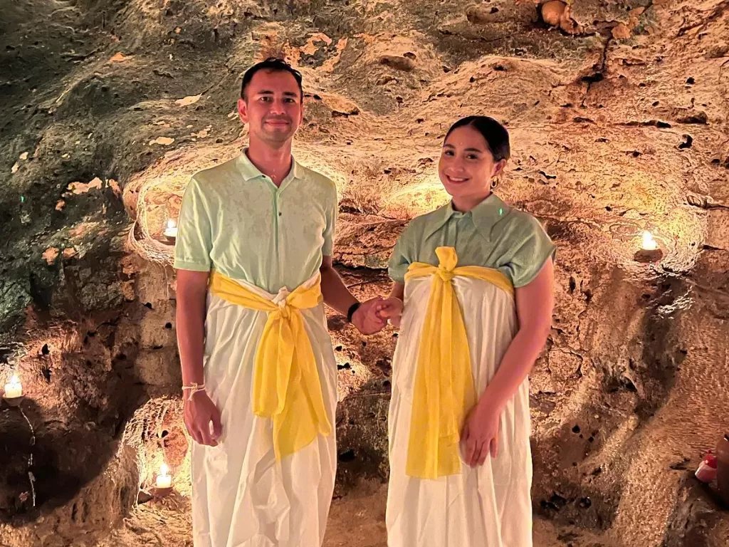 Raffi Ahmad dan Nagita Slavina makan malam romantis di dalam gua. (Instagram/@raffinagita1717)