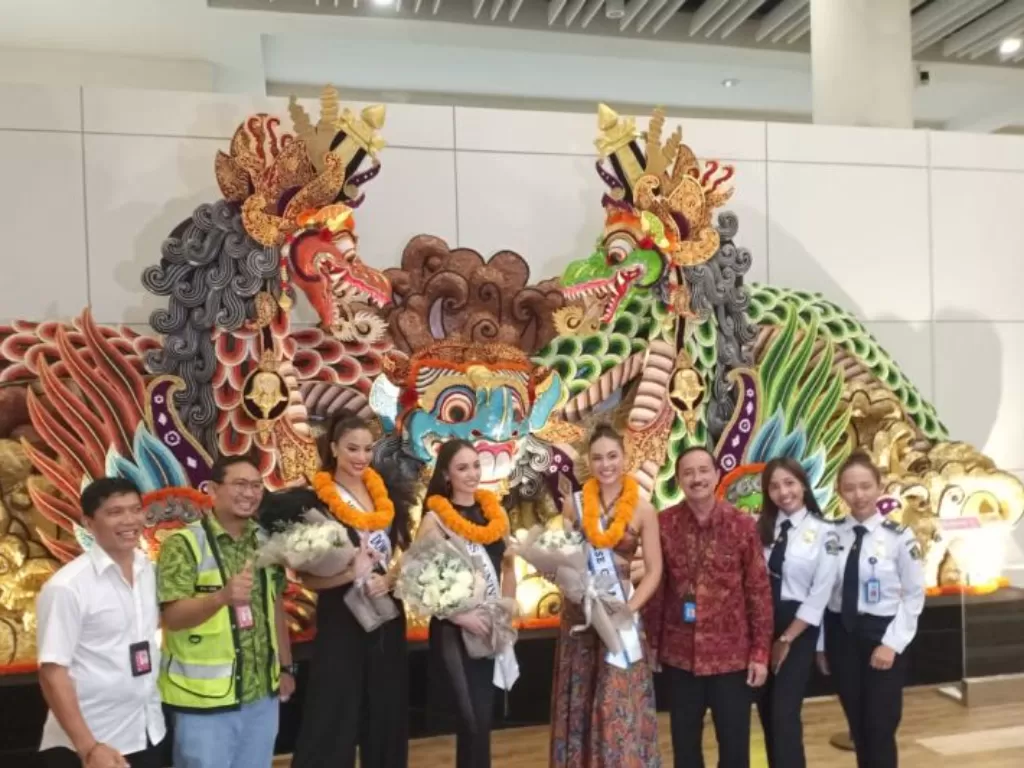 Kadispar Provinsi Bali Tjok Bagus Pemayun (ketiga dari kanan) saat menyambut kedatangan Miss Universe 2022, di Denpasar, Minggu (19/2/2023). (ANTARA/HO-Pemprov Bali)