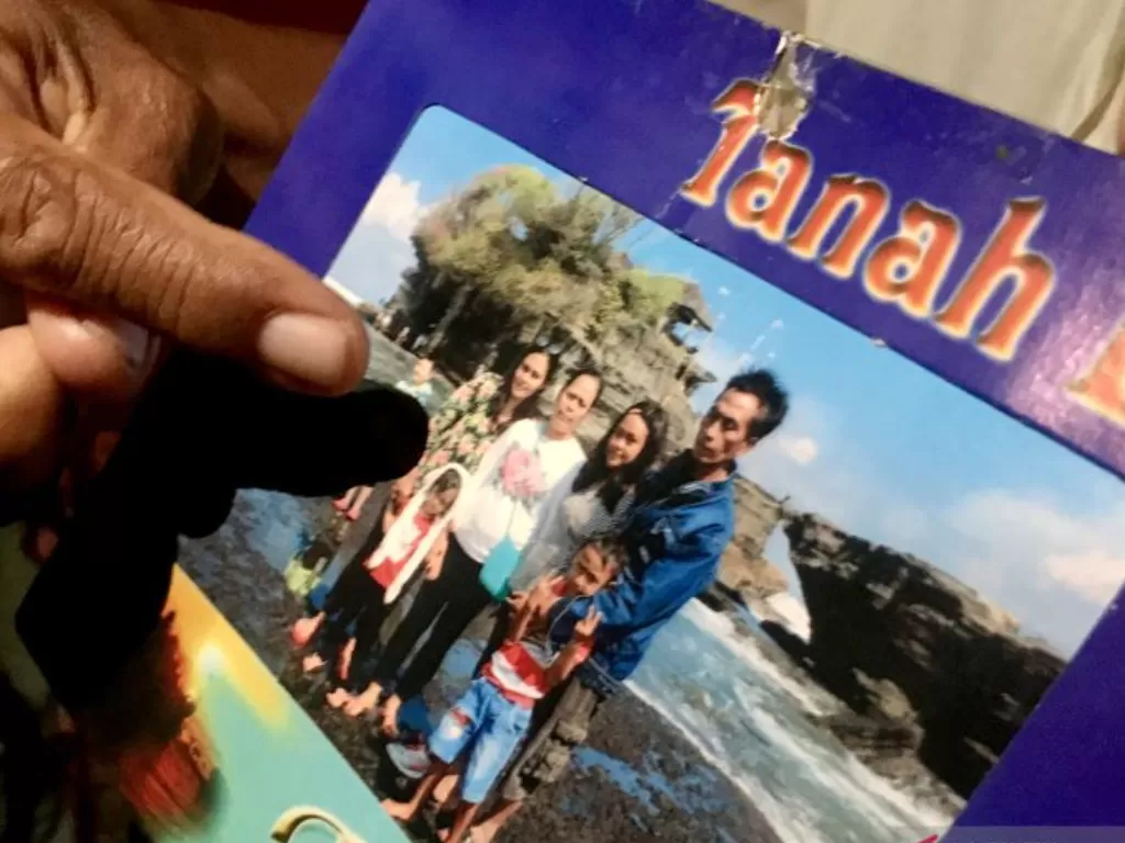 Keluarga menunjukkan foto mendiang Irma Lestari, WNI yang menjadi korban gempa di Turki, saat ditemui di kediaman mereka di Denpasar, Bali. (ANTARA/Genta Tenri Mawangi)