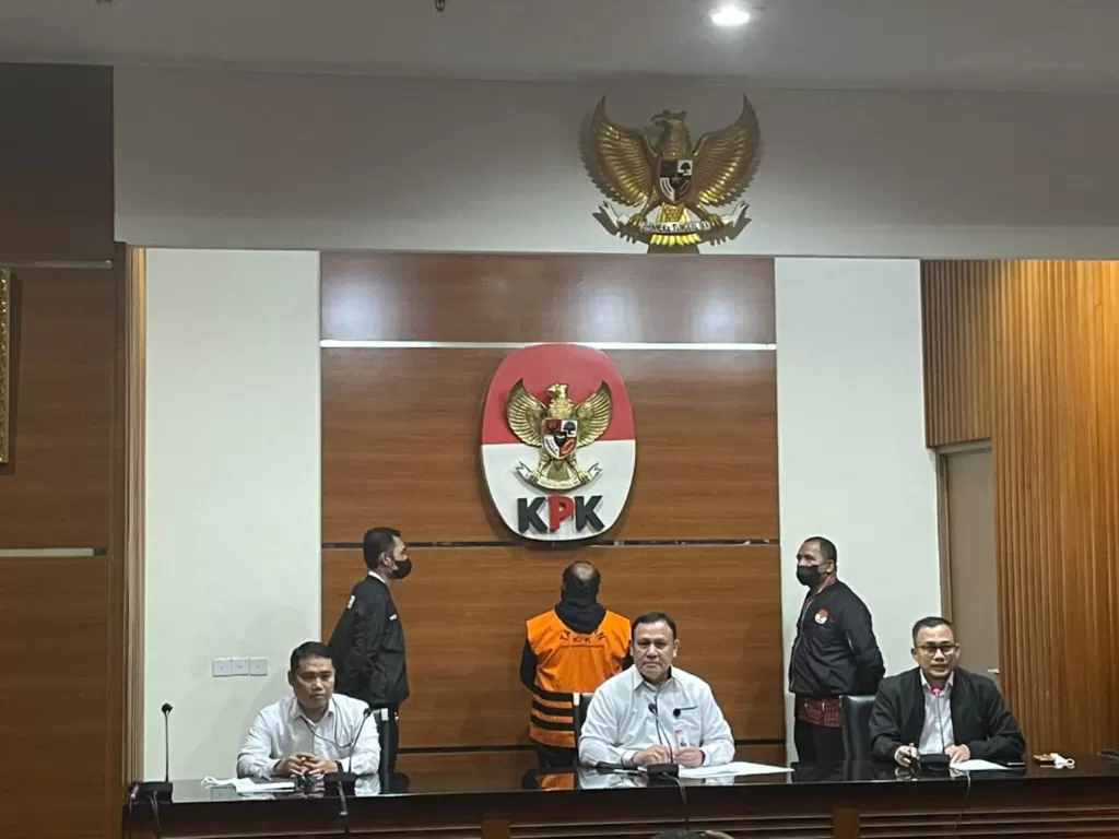 KPK Tahan Bupati Mamberamo Tengah Ricky Ham Pagawak. (INDOZONE/Asep Bidin Rosidin)
