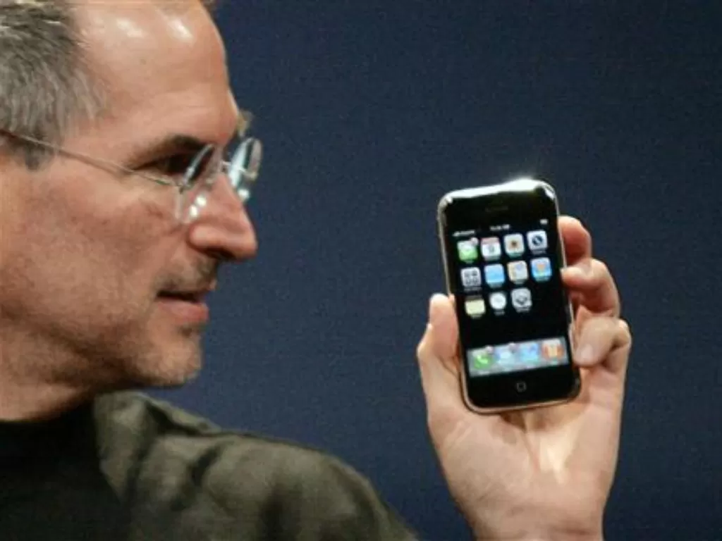 Steve Jobs saat perkenalkan iPhone generasi pertama. (REUTERS/Kimberly White)