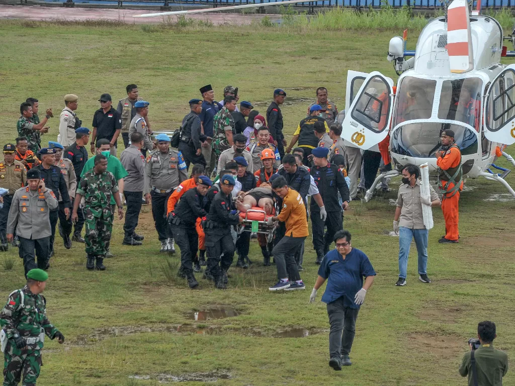 Proses evakuasi korban helikopter di Jambi. (ANTARA FOTO/Wahdi Septiawan)