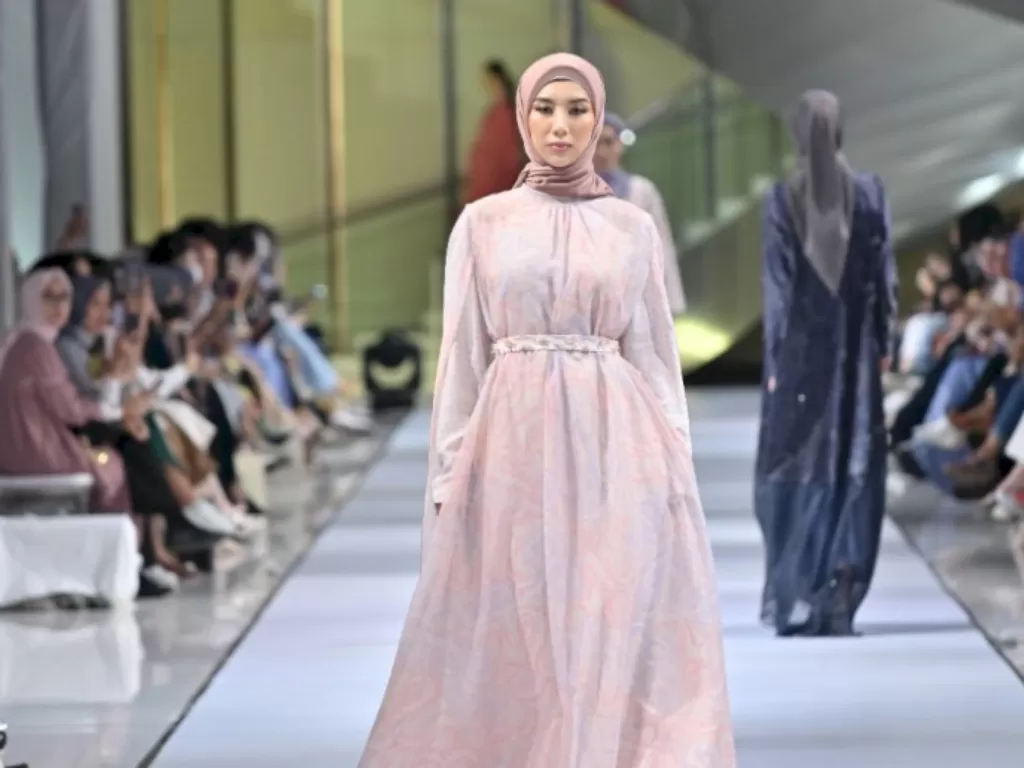Fashion Show Brand Lokal KAMI. (Indozone/Arvi Resvanty)