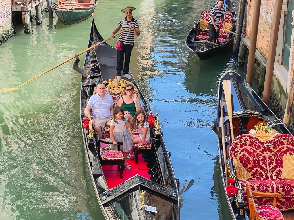 Wisatawan saat menaiki gondola di Venesia. (Zcreators/Alan Munandar)