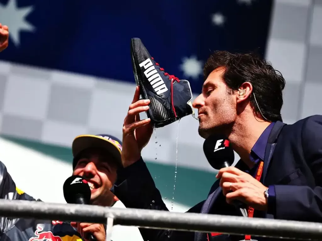 Pebalap McLaren, Daniel Ricciardo melakukan tradisi Shoey. (Instagram/@RedbullRacing)