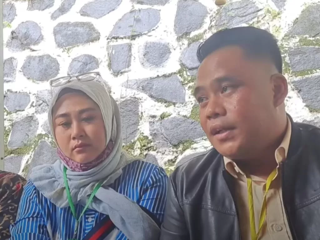 Istri Daus Mini, Shelvie Hana Wijaya bersama kuasa hukumnya di Pengadilan Agama Depok, Jawa Barat, Selasa (21/2/2023). (Tangkapan Layar YouTube/Was Was)