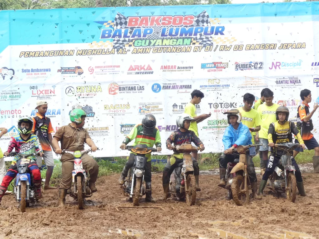 Para racer yang mengikuti baksos balap lumpur di Pakisaji, Jepara. (Z Creator/Dedy Setyawan)