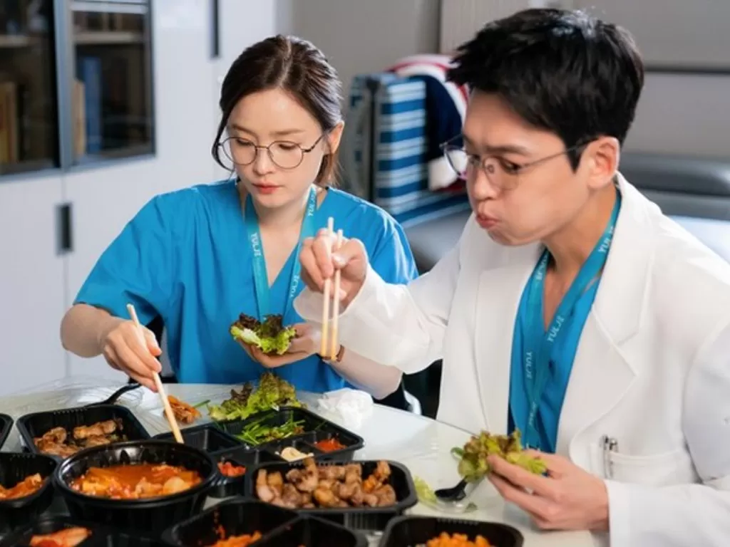 Ilustrasi dokter yang makan terburu-buru di cuplikan drama Hospital Playlist. (Netflix)