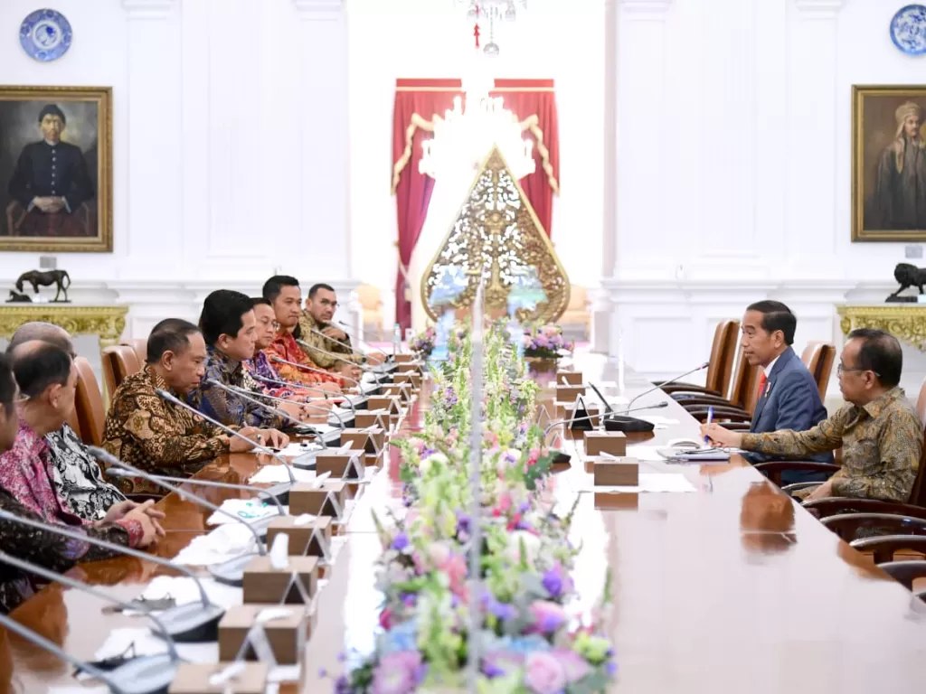 Presiden Joko Widodo menerima kunjungan pengurus baru Persatuan Sepak Bola Seluruh Indonesia (PSSI) di Istana Merdeka Jakarta, Senin, (20/2/2023) (Dok. Kemenpora)